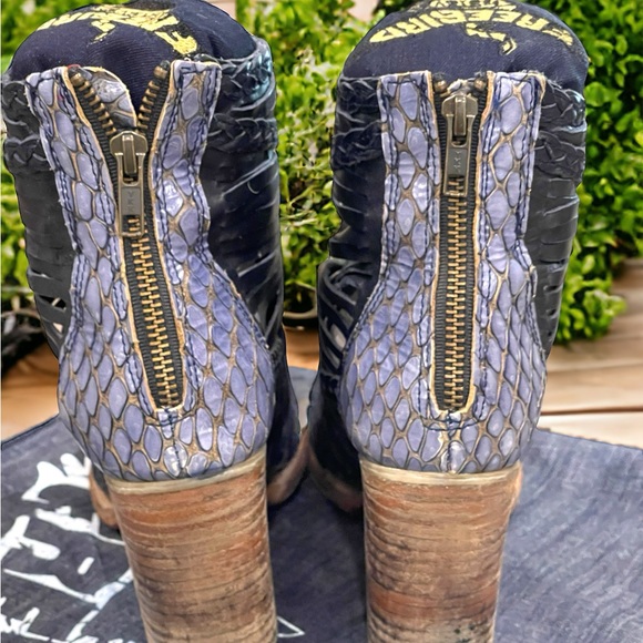 Like New!! FREEBIRD
Bela Navy Multi Leather Sandals - Picture 4 of 8